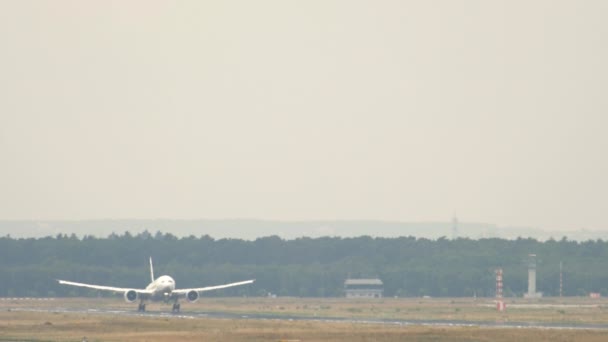 Flygplanslandning på Frankfurts flygplats — Stockvideo