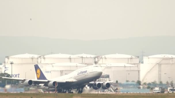 Lufthansa Boeing 747 kalkıyor. — Stok video