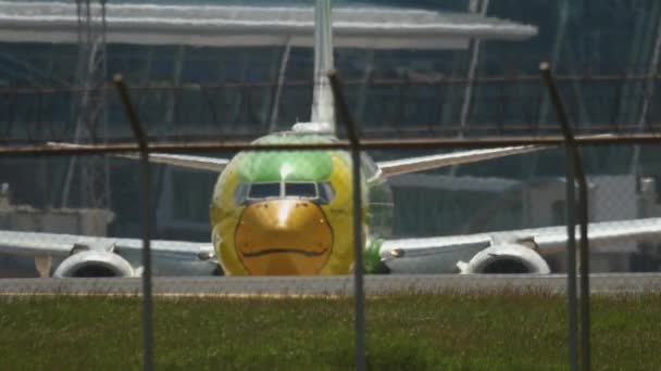 Nok Air Boeing 737 taxning — Stockvideo