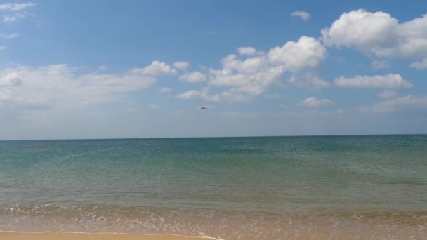 Airplane approaching over ocean — Stock Video