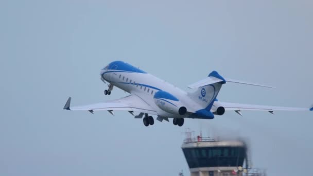 Phuket havaalanından özel uçak kalkıyor. — Stok video