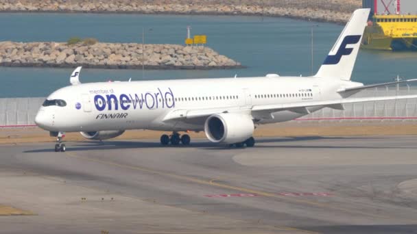 Avión a su vez pista antes de la salida del aeropuerto internacional, Hong Kong — Vídeo de stock