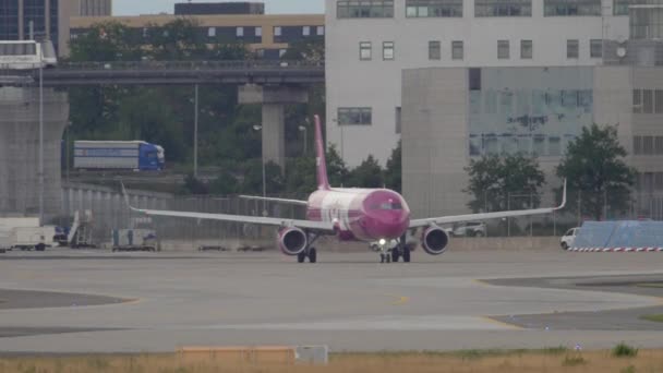 Airbus 321 WOW Air taxiing — Stok Video