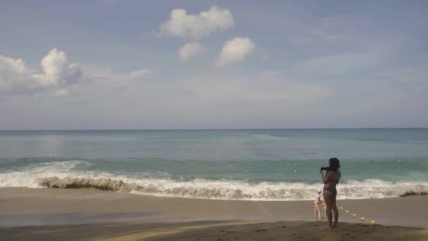 Следите за самолетом на пляже Май Као. — стоковое видео