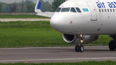 Air Astana Airbus A320 taksi