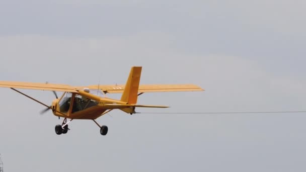 Segelflugzeug im Schlepptau eines Motorflugzeugs — Stockvideo