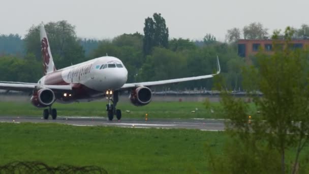 Vuelo Arystan Airbus 320 aterrizaje — Vídeo de stock