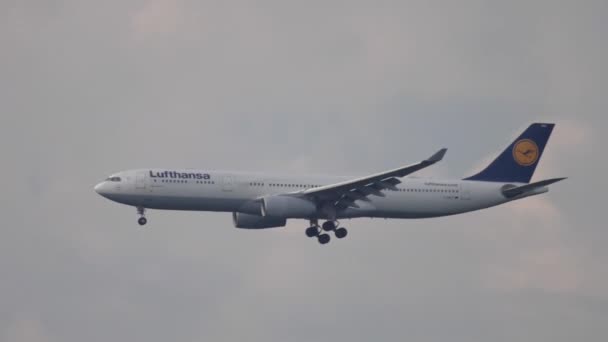 Lufthansa Airbus 330 aproxima-se — Vídeo de Stock