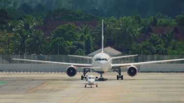 Uçak indikten sonra kalkıyor.
