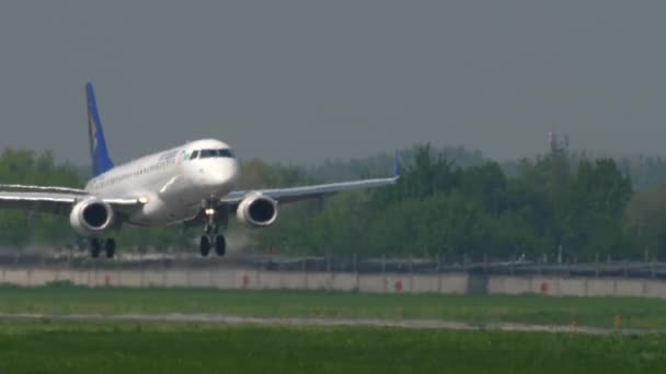 Atterrissage d'Air Astana Embraer — Video