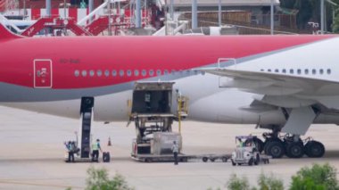 Uçağa kargo yükleniyor.