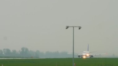 Jet Uçak Yağmurda Kalkıyor