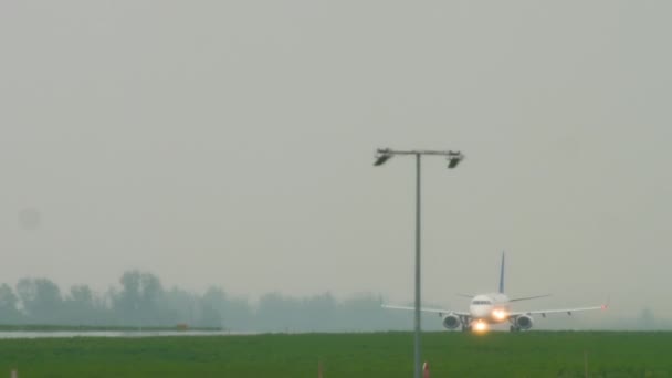 Salida del avión a reacción bajo la lluvia — Vídeos de Stock
