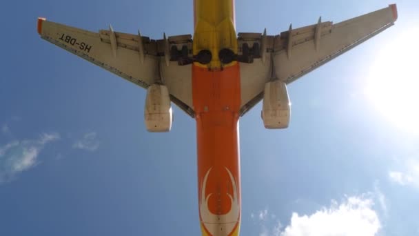 Nok Air Boeing 737 nadert boven oceaan — Stockvideo