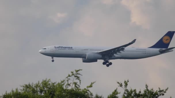 Lufthansa Airbus 330 in avvicinamento — Video Stock