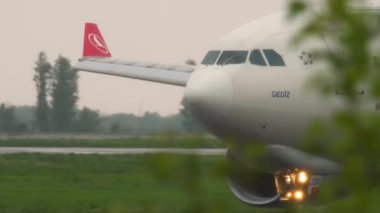 Yağmurlu havada indikten sonra hava taşımacılığı yavaşlıyor