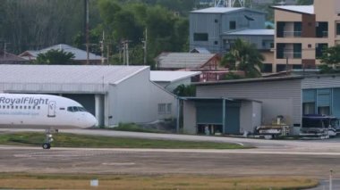 Boeing 757 inişten sonra kalkıyor.