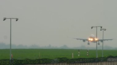 Yağmurlu havalarda geniş gövdeli uçak iniş