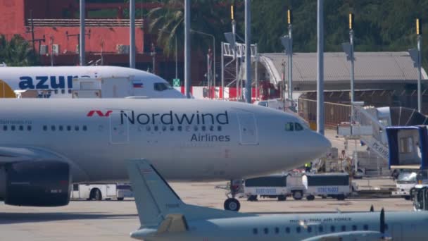 Airbus A330 NordWind circulant au sol — Video