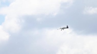 Sahnede yarış uçağı