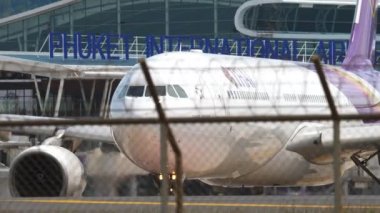 Uçak kalkmadan önce piste dönün.