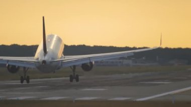 Sabahın erken saatlerinde uçak iniyor.