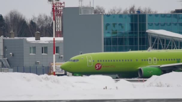 Boeing 737 kalkıştan önce kalkışa geçiyor. — Stok video