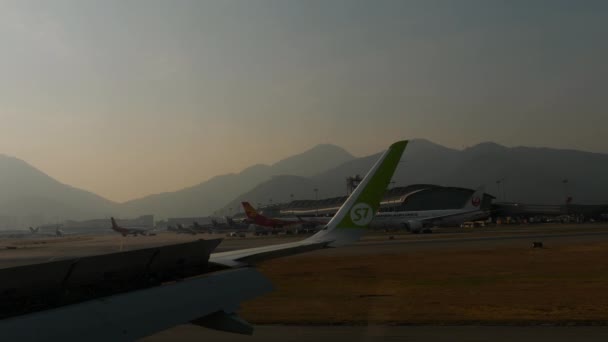Vista de aeronaves taxiing em Chek Lap Kok aeroporto — Vídeo de Stock