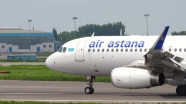 Air Astana Airbus A320 taksi