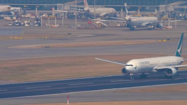 Cathay Pasifik Boeing 777 Hong Kong 'dan kalkıyor. — Stok video