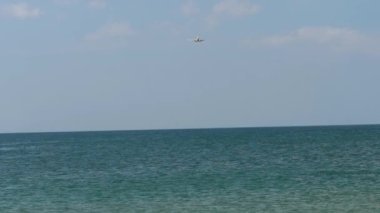 Okyanus üzerinden yaklaşan uçak.