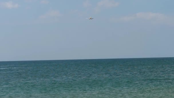 Flugzeug im Anflug über Ozean — Stockvideo