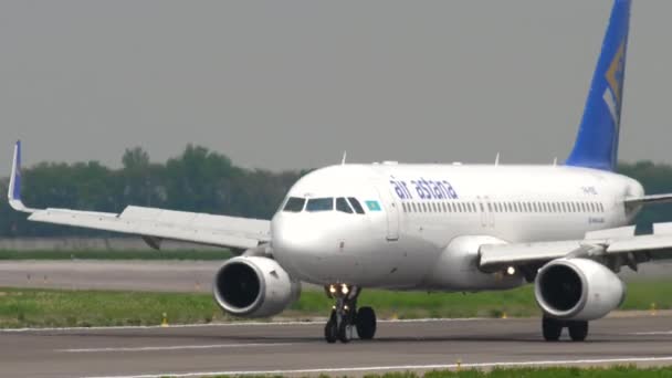 阿斯塔纳航空公司空客A320滑行 — 图库视频影像