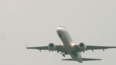 Jet Uçak Yağmurda Kalkıyor