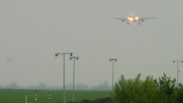 Widebody vliegtuig landing bij regenachtig weer — Stockvideo