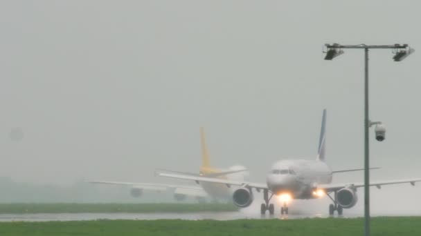 Aeroflot A320-Abflug bei Regen — Stockvideo
