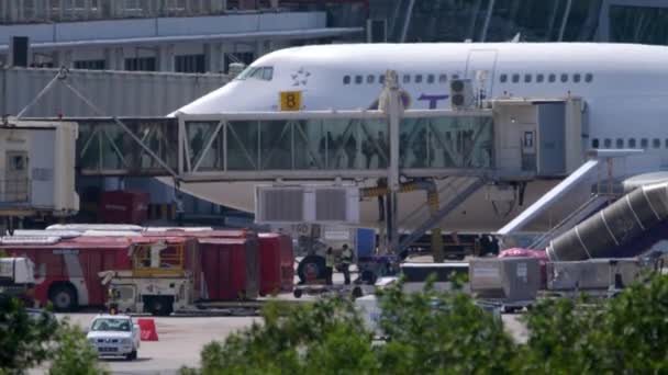 Pasajeros abordando en avión por terminal de jetway — Vídeo de stock