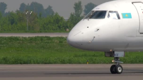 Taxning av Air Astana Embraer — Stockvideo