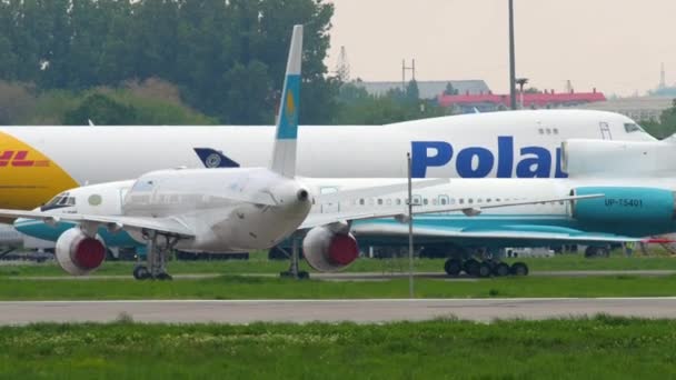 Kazakstan Tupolev 154 taxning — Stockvideo