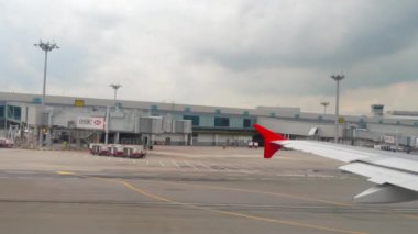 Uçak önce hareket