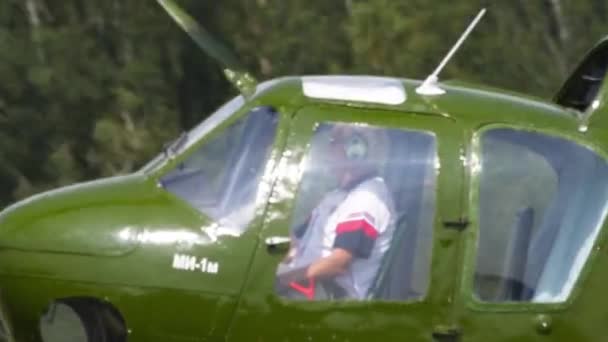 Vintage helikopter Mi-1 Performance aerobatics — Stockvideo