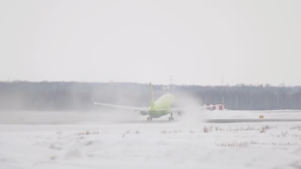 S7 Boeing 737 przyspieszenie i odlot — Wideo stockowe