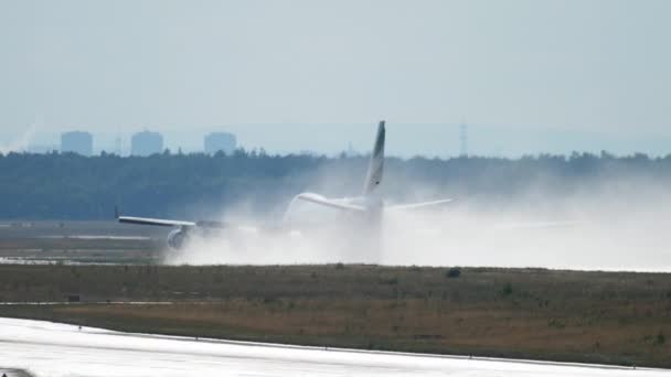 Airfreighter landing in Frankfurt — Stock Video