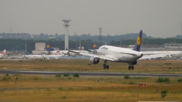 Landning av flygplan i Frankfurt — Stockvideo