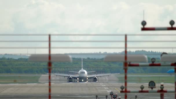 Travagem do avião após a aterragem — Vídeo de Stock