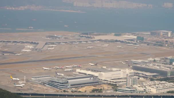 Letecký pohled na letiště Chek Lap Kok z kabiny lanovky — Stock video