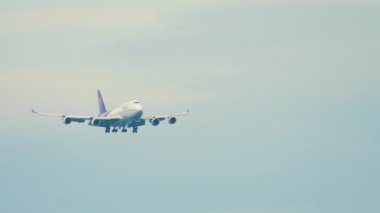 Tayland Havayolları Boeing 747 okyanus üzerinden yaklaşıyor.