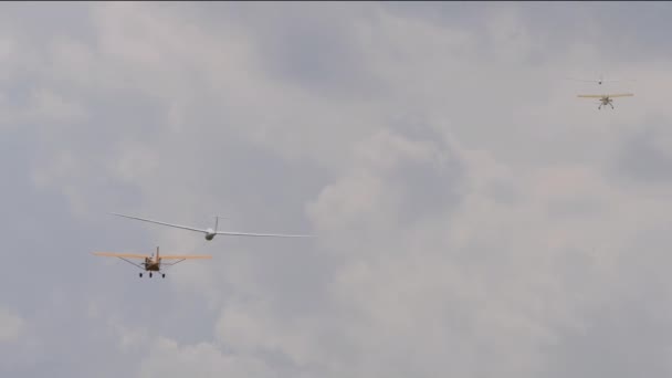 Avião planador a reboque de um avião a motor — Vídeo de Stock