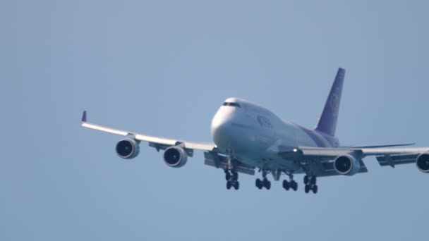Приближается самолет Boeing 747 — стоковое видео