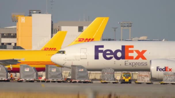 Rollende Boeing 777 von FedEx — Stockvideo